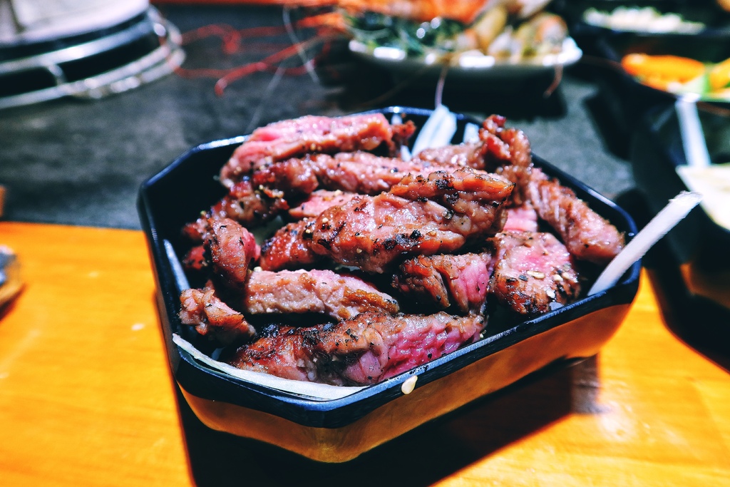 【胖肚肚燒肉】基隆店吃飯配高樓海景，每人只要469元起! @混血珊莎的奇幻旅程