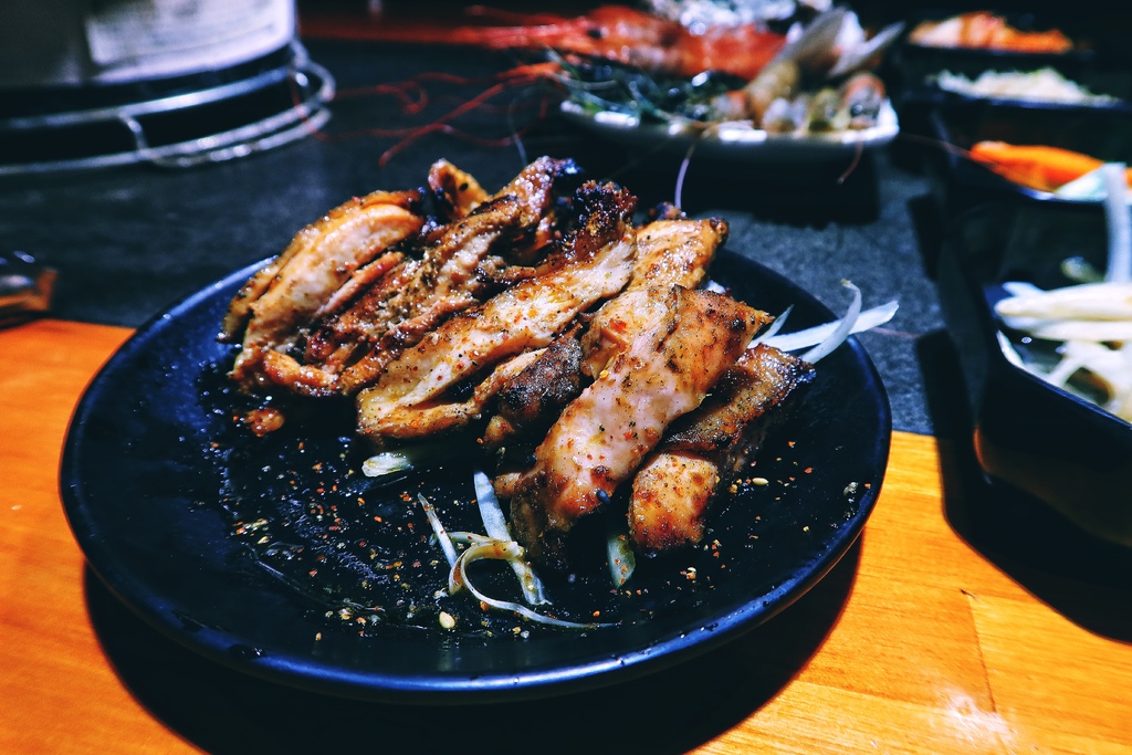 【胖肚肚燒肉】基隆店吃飯配高樓海景，每人只要469元起! @混血珊莎的奇幻旅程