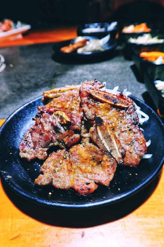 【胖肚肚燒肉】基隆店吃飯配高樓海景，每人只要469元起! @混血珊莎的奇幻旅程