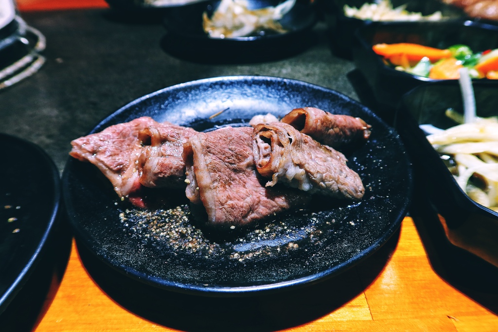 【胖肚肚燒肉】基隆店吃飯配高樓海景，每人只要469元起! @混血珊莎的奇幻旅程