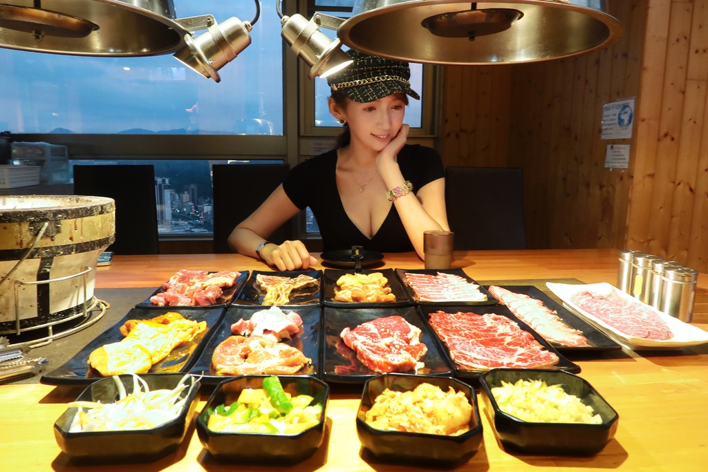 【胖肚肚燒肉】基隆店吃飯配高樓海景，每人只要469元起! @混血珊莎的奇幻旅程