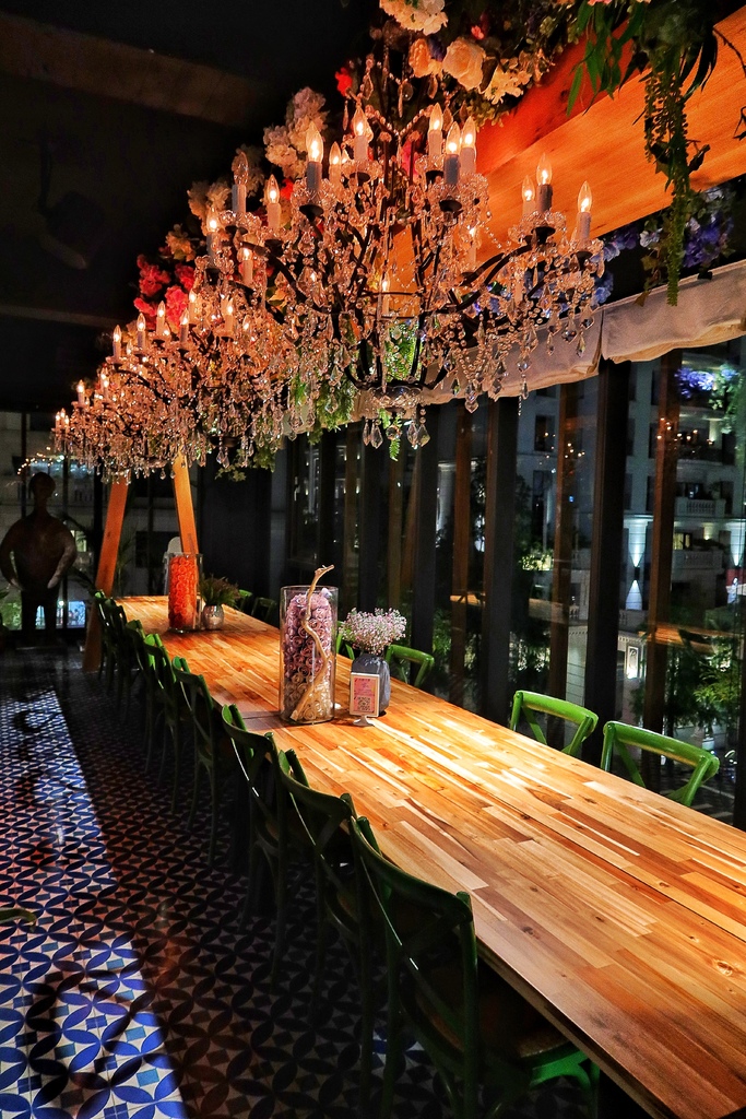 【西屯餐酒館】Chill Play去憂不累，七期浮誇系叢林餐酒館，週末來Chill你的Blue! @混血珊莎的奇幻旅程