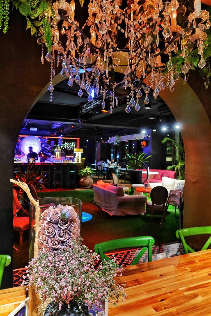 【西屯餐酒館】Chill Play去憂不累，七期浮誇系叢林餐酒館，週末來Chill你的Blue! @混血珊莎的奇幻旅程