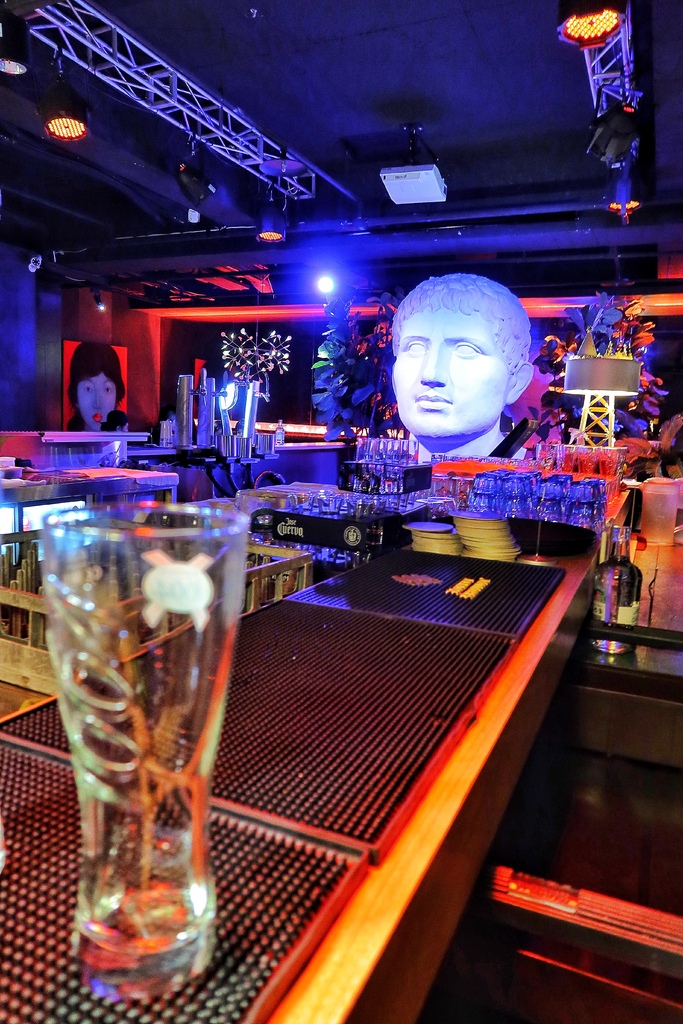 【西屯餐酒館】Chill Play去憂不累，七期浮誇系叢林餐酒館，週末來Chill你的Blue! @混血珊莎的奇幻旅程