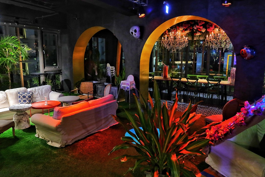 【西屯餐酒館】Chill Play去憂不累，七期浮誇系叢林餐酒館，週末來Chill你的Blue! @混血珊莎的奇幻旅程