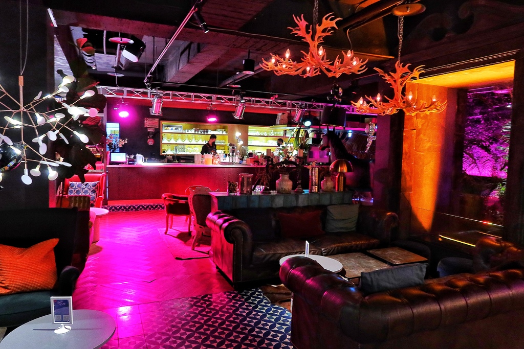 【西屯餐酒館】Chill Play去憂不累，七期浮誇系叢林餐酒館，週末來Chill你的Blue! @混血珊莎的奇幻旅程