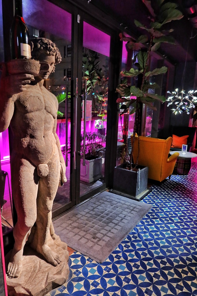 【西屯餐酒館】Chill Play去憂不累，七期浮誇系叢林餐酒館，週末來Chill你的Blue! @混血珊莎的奇幻旅程