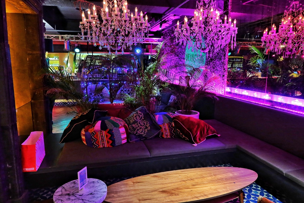 【西屯餐酒館】Chill Play去憂不累，七期浮誇系叢林餐酒館，週末來Chill你的Blue! @混血珊莎的奇幻旅程