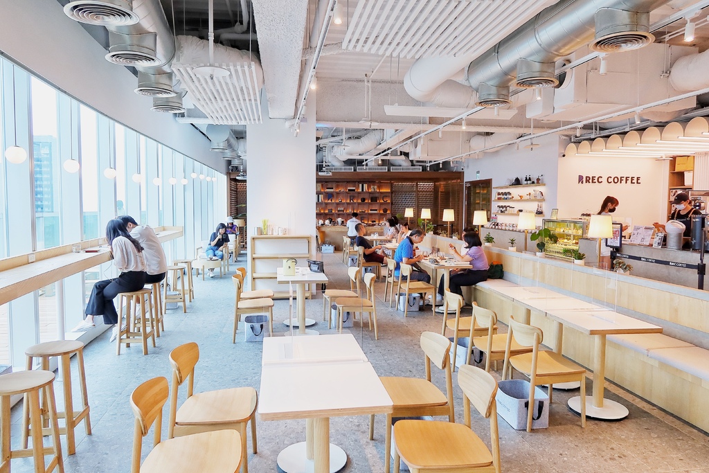 【rec coffee】rec coffee taiwan旗艦店，喝咖啡欣賞180度高空景觀，戶外天台IG打卡點! @混血珊莎的奇幻旅程