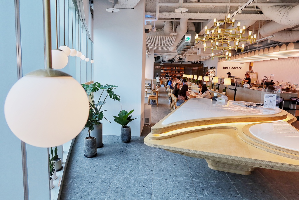 【rec coffee】rec coffee taiwan旗艦店，喝咖啡欣賞180度高空景觀，戶外天台IG打卡點! @混血珊莎的奇幻旅程