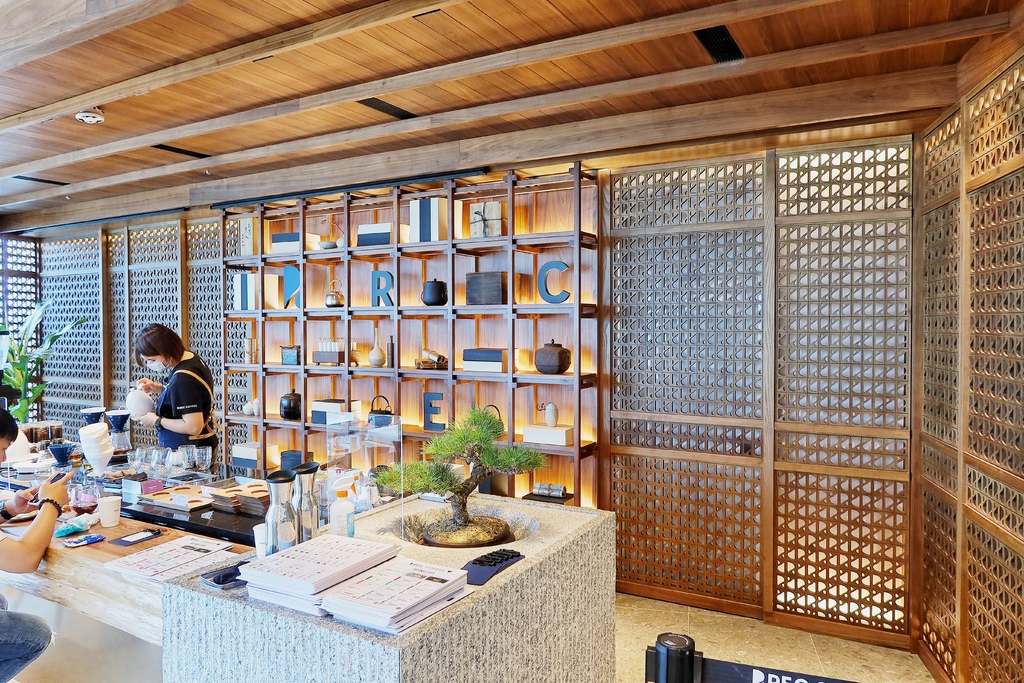【rec coffee】rec coffee taiwan旗艦店，喝咖啡欣賞180度高空景觀，戶外天台IG打卡點! @混血珊莎的奇幻旅程