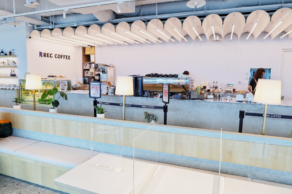 【rec coffee】rec coffee taiwan旗艦店，喝咖啡欣賞180度高空景觀，戶外天台IG打卡點! @混血珊莎的奇幻旅程
