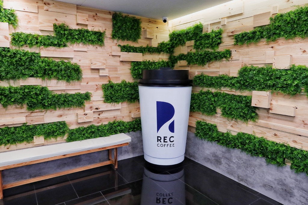 【rec coffee】rec coffee taiwan旗艦店，喝咖啡欣賞180度高空景觀，戶外天台IG打卡點! @混血珊莎的奇幻旅程