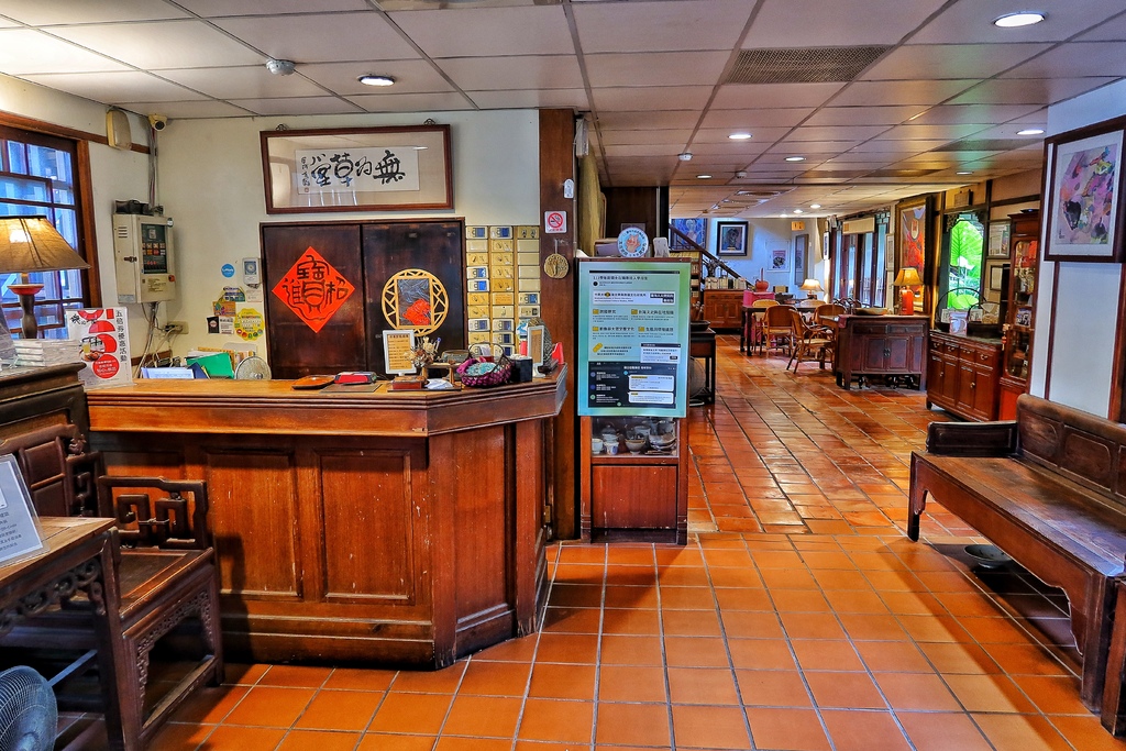 【台中特色餐廳】無為草堂人文茶館，隱身鬧區的世外桃源，水上涼亭超夢幻! @混血珊莎的奇幻旅程