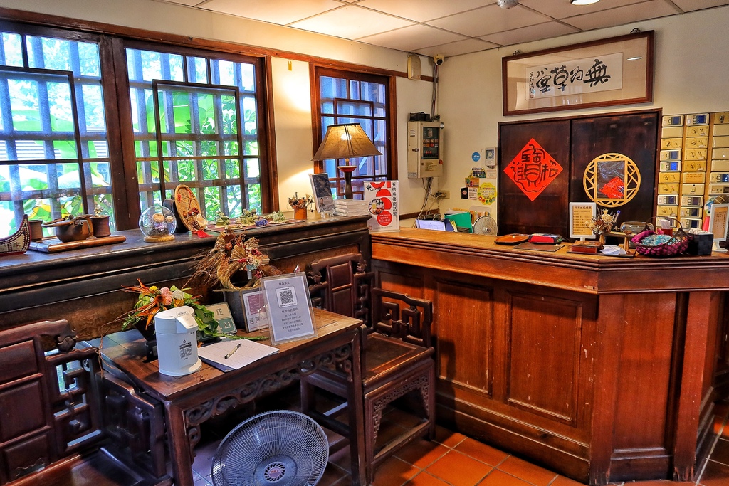 【台中特色餐廳】無為草堂人文茶館，隱身鬧區的世外桃源，水上涼亭超夢幻! @混血珊莎的奇幻旅程