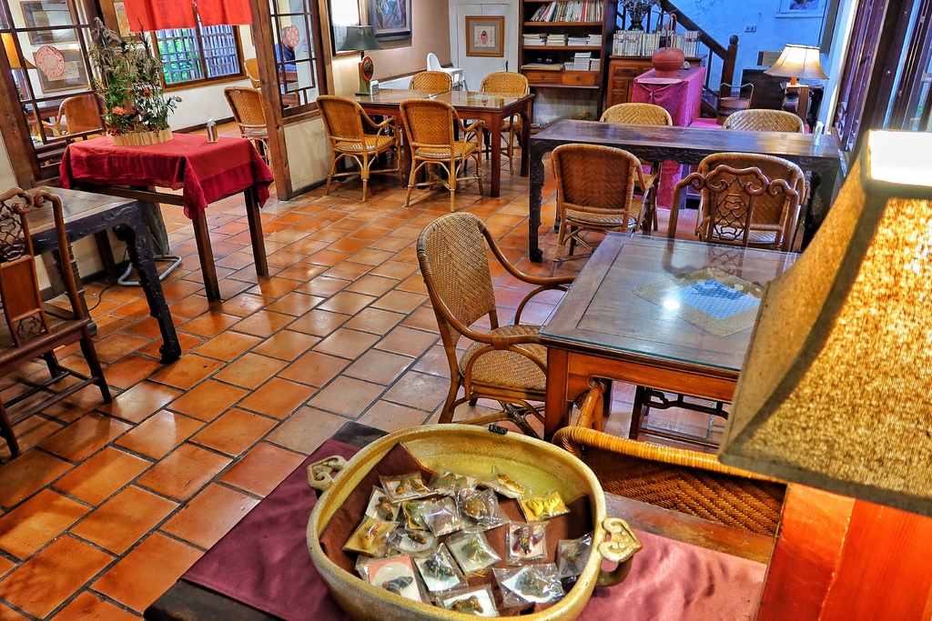 【台中特色餐廳】無為草堂人文茶館，隱身鬧區的世外桃源，水上涼亭超夢幻! @混血珊莎的奇幻旅程