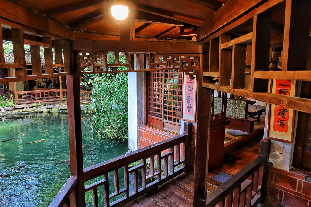 【台中特色餐廳】無為草堂人文茶館，隱身鬧區的世外桃源，水上涼亭超夢幻! @混血珊莎的奇幻旅程