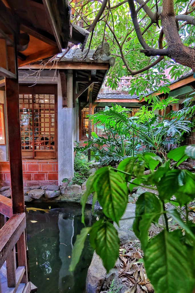 【台中特色餐廳】無為草堂人文茶館，隱身鬧區的世外桃源，水上涼亭超夢幻! @混血珊莎的奇幻旅程