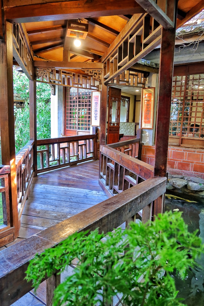 【台中特色餐廳】無為草堂人文茶館，隱身鬧區的世外桃源，水上涼亭超夢幻! @混血珊莎的奇幻旅程