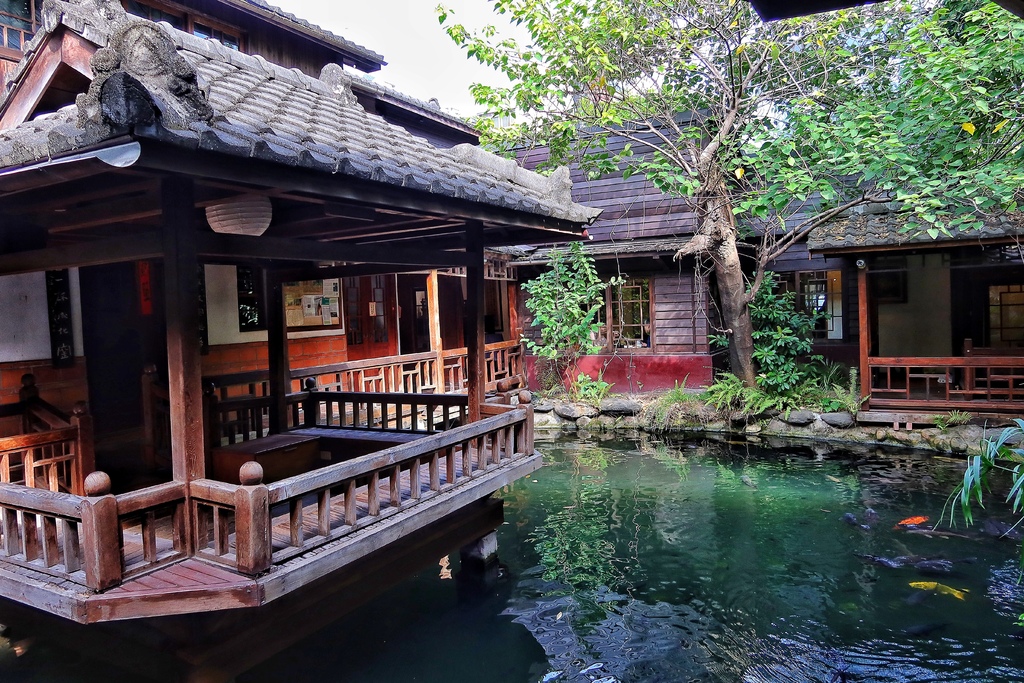 【台中特色餐廳】無為草堂人文茶館，隱身鬧區的世外桃源，水上涼亭超夢幻! @混血珊莎的奇幻旅程