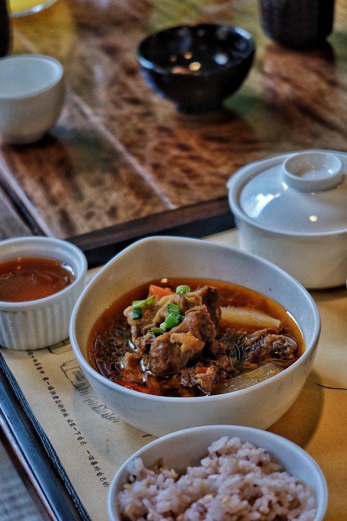 【台中特色餐廳】無為草堂人文茶館，隱身鬧區的世外桃源，水上涼亭超夢幻! @混血珊莎的奇幻旅程