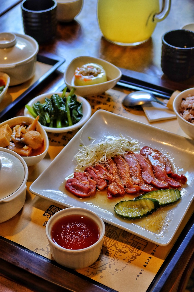 【台中特色餐廳】無為草堂人文茶館，隱身鬧區的世外桃源，水上涼亭超夢幻! @混血珊莎的奇幻旅程