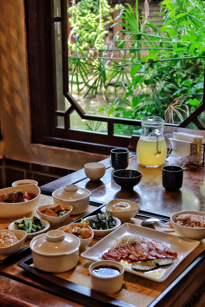 【台中特色餐廳】無為草堂人文茶館，隱身鬧區的世外桃源，水上涼亭超夢幻! @混血珊莎的奇幻旅程