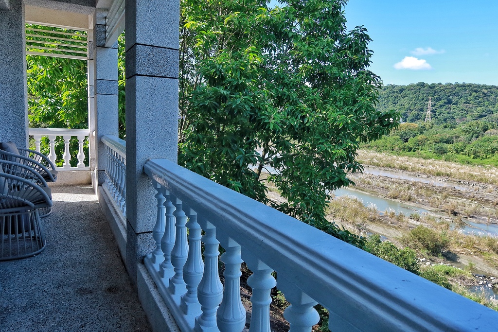 【大溪住宿】玫瑰左岸莊園InnRose，4人房型附設景觀陽台，飽覽超美河景第一排! @混血珊莎的奇幻旅程