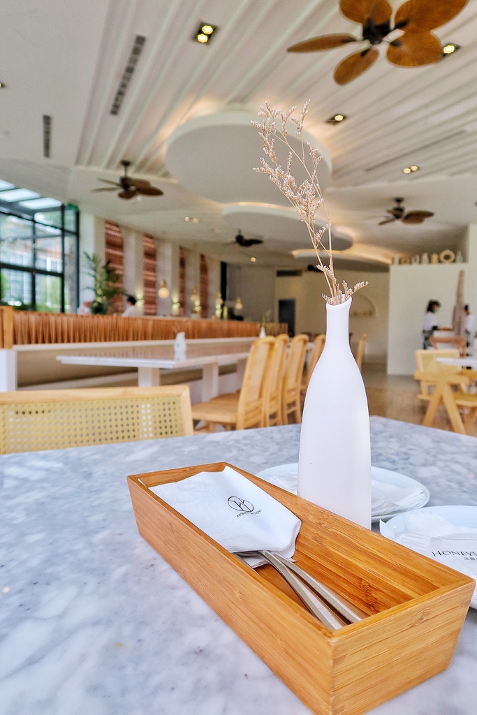 【HoneyWood Cafe】平鎮咖啡廳，夢幻獨棟玻璃屋，特色三角木屋體驗戶外野餐，歐風教堂! @混血珊莎的奇幻旅程