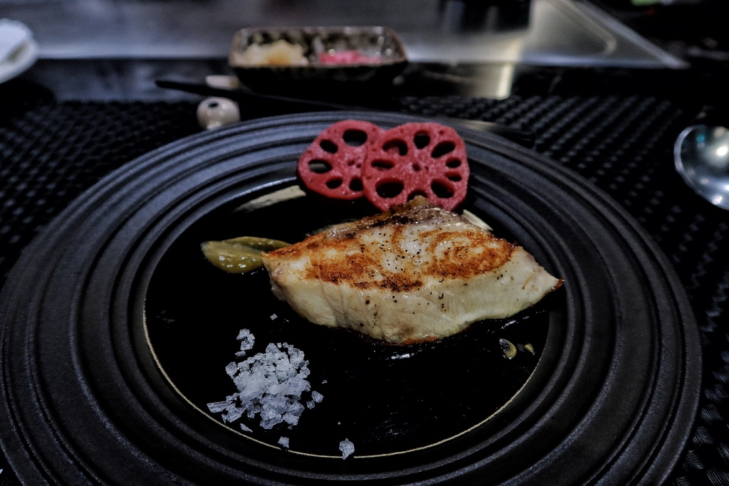 【信義區鐵板燒】明水然樂信義松菸店，日式高級無菜單料理，日本A5和牛、龍蝦、干貝一次滿足! @混血珊莎的奇幻旅程