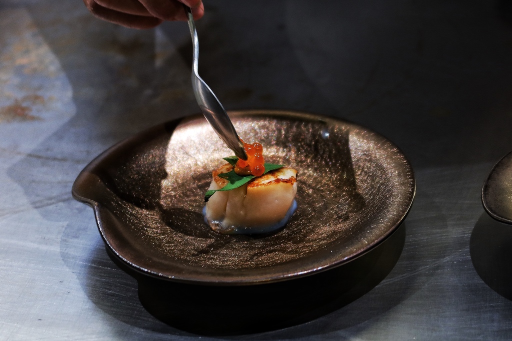 【信義區鐵板燒】明水然樂信義松菸店，日式高級無菜單料理，日本A5和牛、龍蝦、干貝一次滿足! @混血珊莎的奇幻旅程