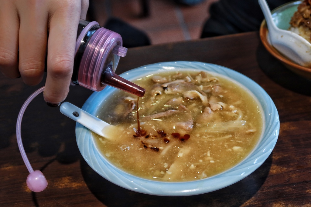 【北鴨鴨肉羹】碧潭知名銅板價新店美食小吃，必吃鋼管生炒鴨肉羹，美味鴨肉飯也不能錯過! @混血珊莎的奇幻旅程