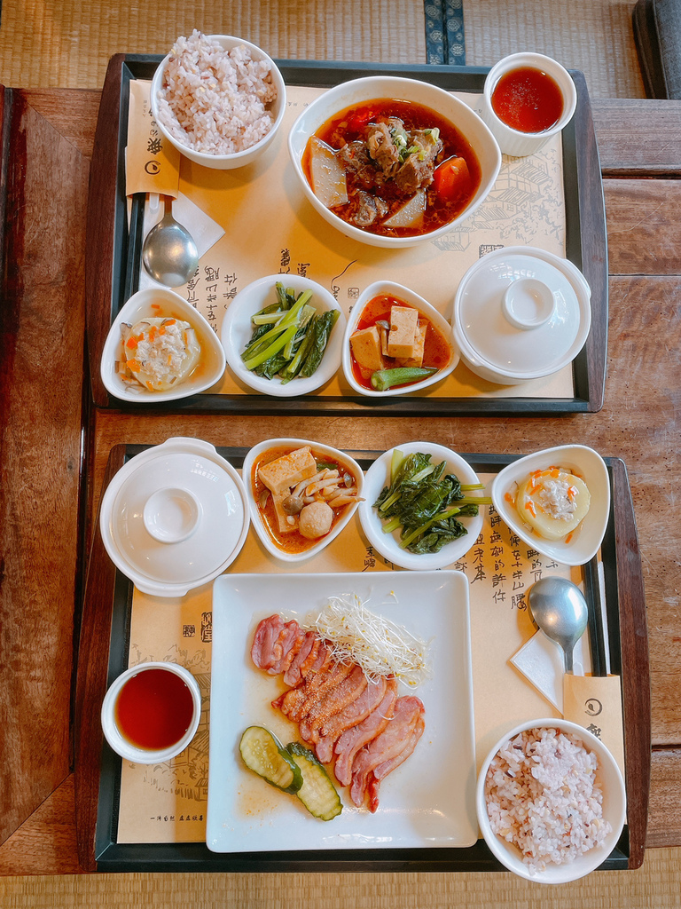 【台中特色餐廳】無為草堂人文茶館，隱身鬧區的世外桃源，水上涼亭超夢幻! @混血珊莎的奇幻旅程
