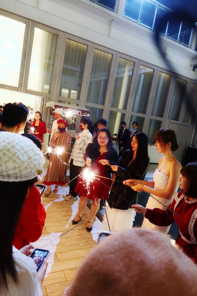 【台中婚宴場地推薦】萊特薇庭│全台獨家黑鏡面鋼琴烤漆奢華宴會廳│超美戶外水池+旋轉樓梯│實現心中的夢幻婚禮! @混血珊莎的奇幻旅程