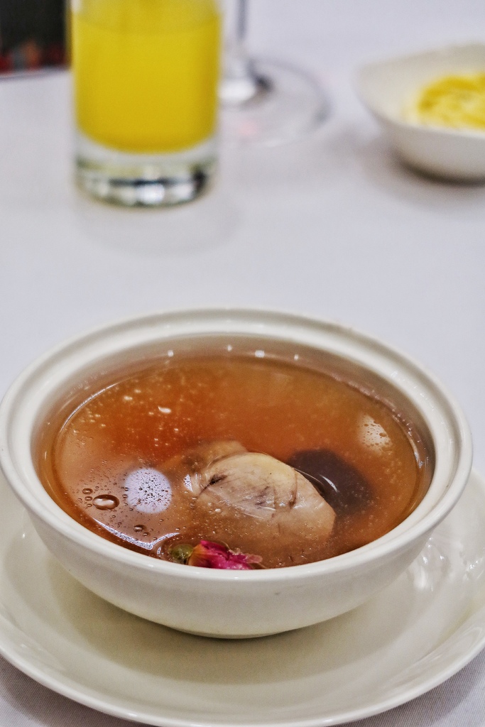【台中婚宴場地推薦】萊特薇庭│全台獨家黑鏡面鋼琴烤漆奢華宴會廳│超美戶外水池+旋轉樓梯│實現心中的夢幻婚禮! @混血珊莎的奇幻旅程
