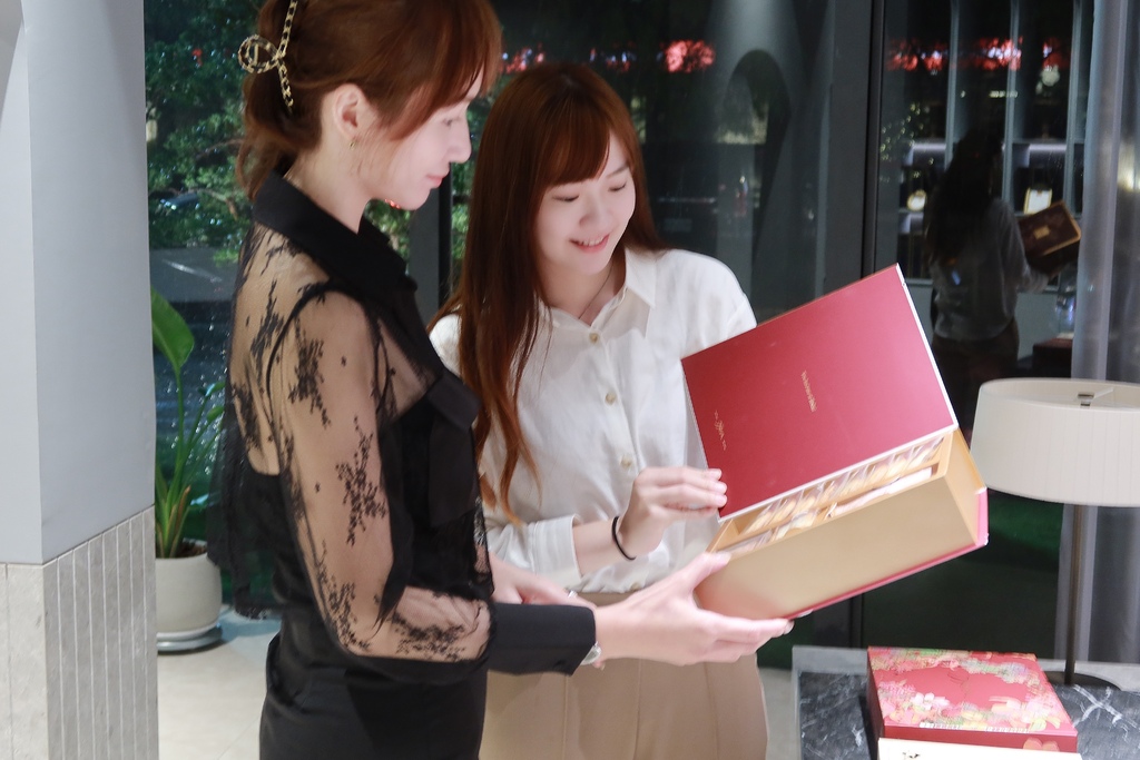 【台中手工喜餅】Hera赫拉頂級喜餅│台中七期質感婚禮喜餅推薦│獨特口味令人難忘│讓人一見鍾情的喜餅 @混血珊莎的奇幻旅程