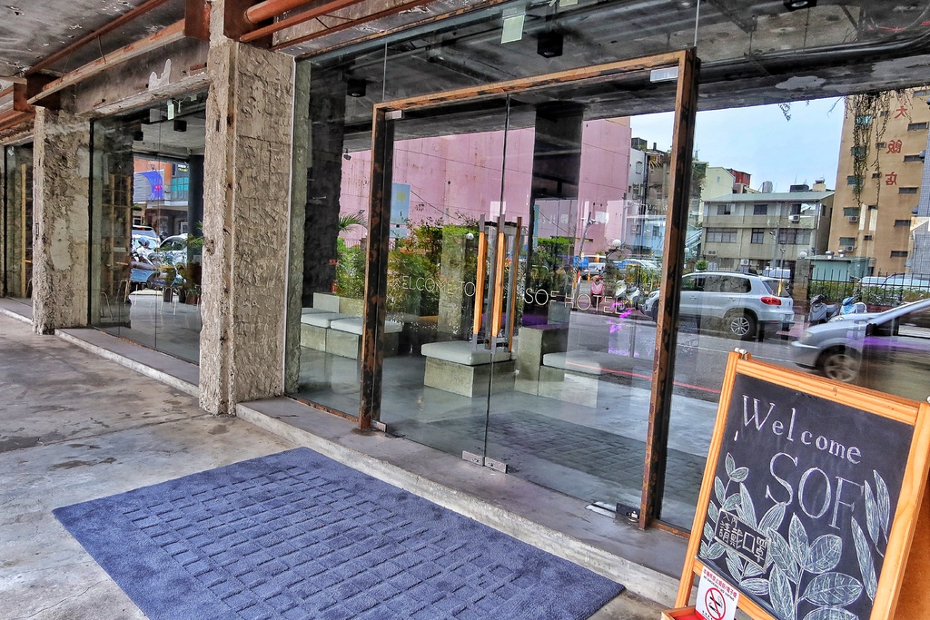 【植光花園酒店】台中中區住宿，獨家廢墟風酒店，夜晚微醺時刻紅酒暢飲! @混血珊莎的奇幻旅程