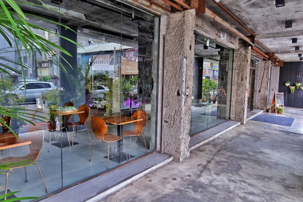 【植光花園酒店】台中中區住宿，獨家廢墟風酒店，夜晚微醺時刻紅酒暢飲! @混血珊莎的奇幻旅程
