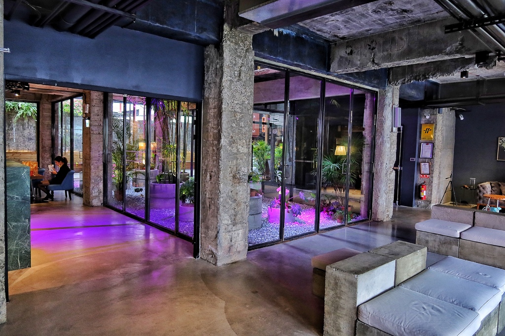 【植光花園酒店】台中中區住宿，獨家廢墟風酒店，夜晚微醺時刻紅酒暢飲! @混血珊莎的奇幻旅程