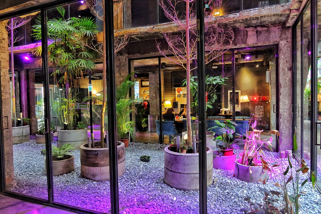 【植光花園酒店】台中中區住宿，獨家廢墟風酒店，夜晚微醺時刻紅酒暢飲! @混血珊莎的奇幻旅程