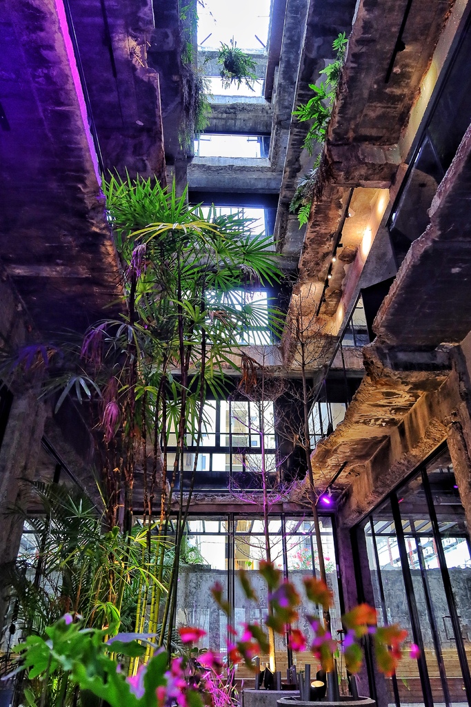 【植光花園酒店】台中中區住宿，獨家廢墟風酒店，夜晚微醺時刻紅酒暢飲! @混血珊莎的奇幻旅程