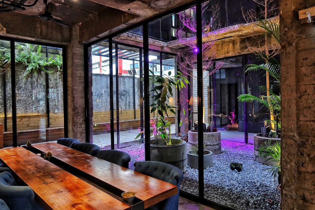 【植光花園酒店】台中中區住宿，獨家廢墟風酒店，夜晚微醺時刻紅酒暢飲! @混血珊莎的奇幻旅程