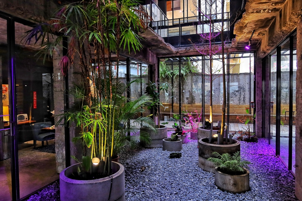 【植光花園酒店】台中中區住宿，獨家廢墟風酒店，夜晚微醺時刻紅酒暢飲! @混血珊莎的奇幻旅程