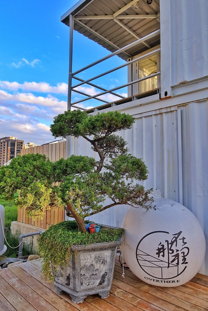 【桃園餐酒館】OVERTHERE 在那裡，純白貨櫃屋網美餐廳，瀑布水岸第一排! @混血珊莎的奇幻旅程