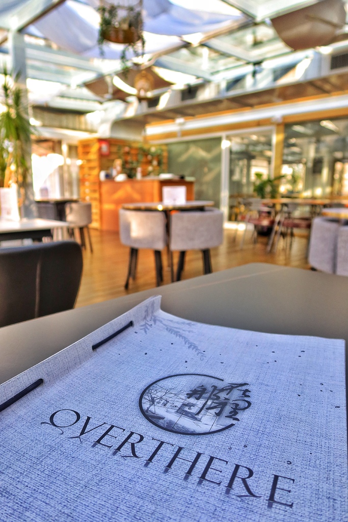 【桃園餐酒館】OVERTHERE 在那裡，純白貨櫃屋網美餐廳，瀑布水岸第一排! @混血珊莎的奇幻旅程