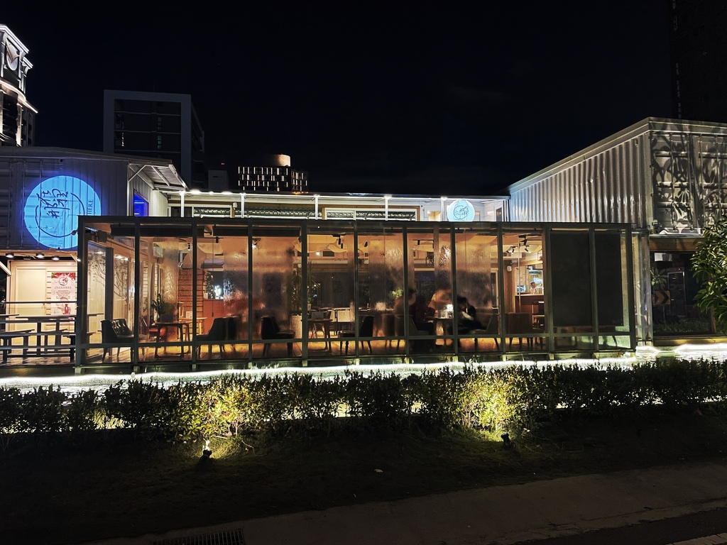 【桃園餐酒館】OVERTHERE 在那裡，純白貨櫃屋網美餐廳，瀑布水岸第一排! @混血珊莎的奇幻旅程