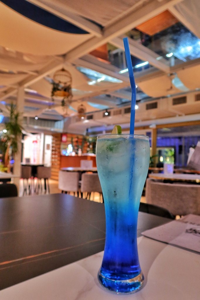 【桃園餐酒館】OVERTHERE 在那裡，純白貨櫃屋網美餐廳，瀑布水岸第一排! @混血珊莎的奇幻旅程