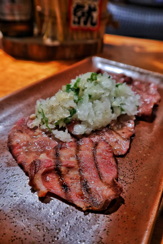 【板橋府中美食】久天居酒屋，爽吃手掌大生蠔跟超厚生魚片，高CP串燒炸物日料通通有! @混血珊莎的奇幻旅程