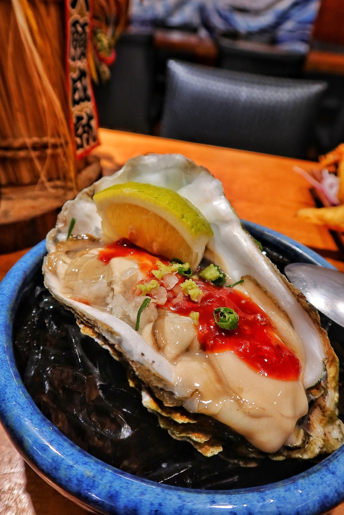 【板橋府中美食】久天居酒屋，爽吃手掌大生蠔跟超厚生魚片，高CP串燒炸物日料通通有! @混血珊莎的奇幻旅程