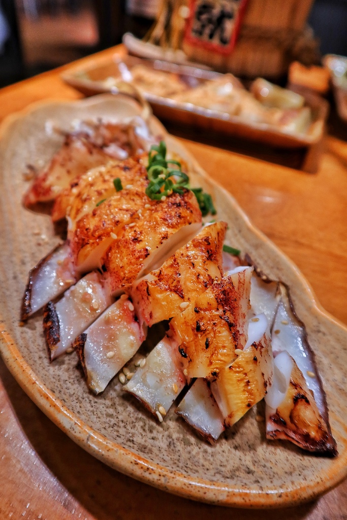 【板橋府中美食】久天居酒屋，爽吃手掌大生蠔跟超厚生魚片，高CP串燒炸物日料通通有! @混血珊莎的奇幻旅程